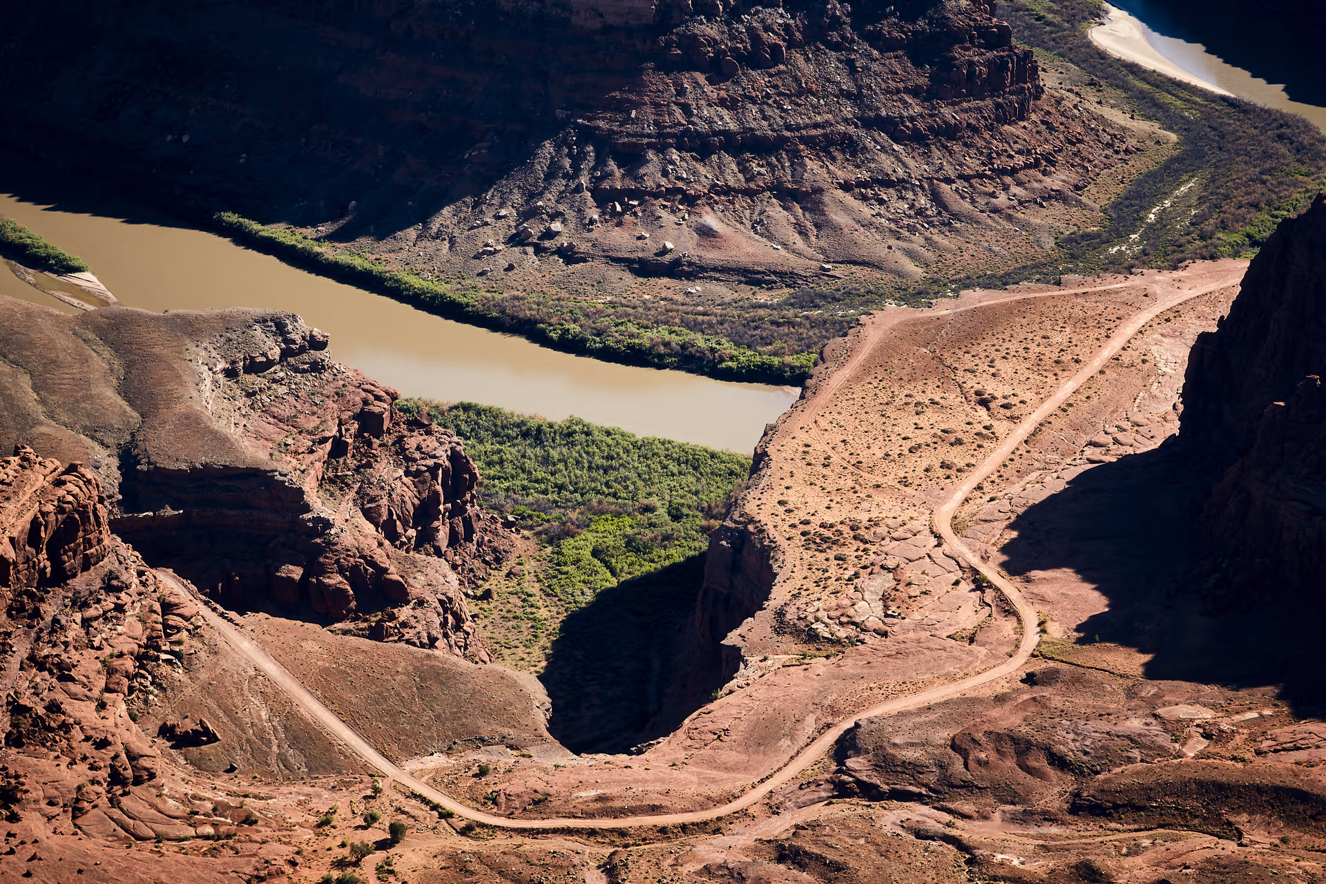 canyon-bottom-left